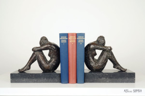 Bronzen beeld ''Boekensteunen Vrouwen''