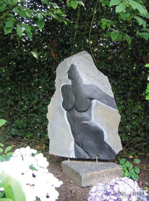 Stenen beeld ‘’Vrouw in Beweging’’